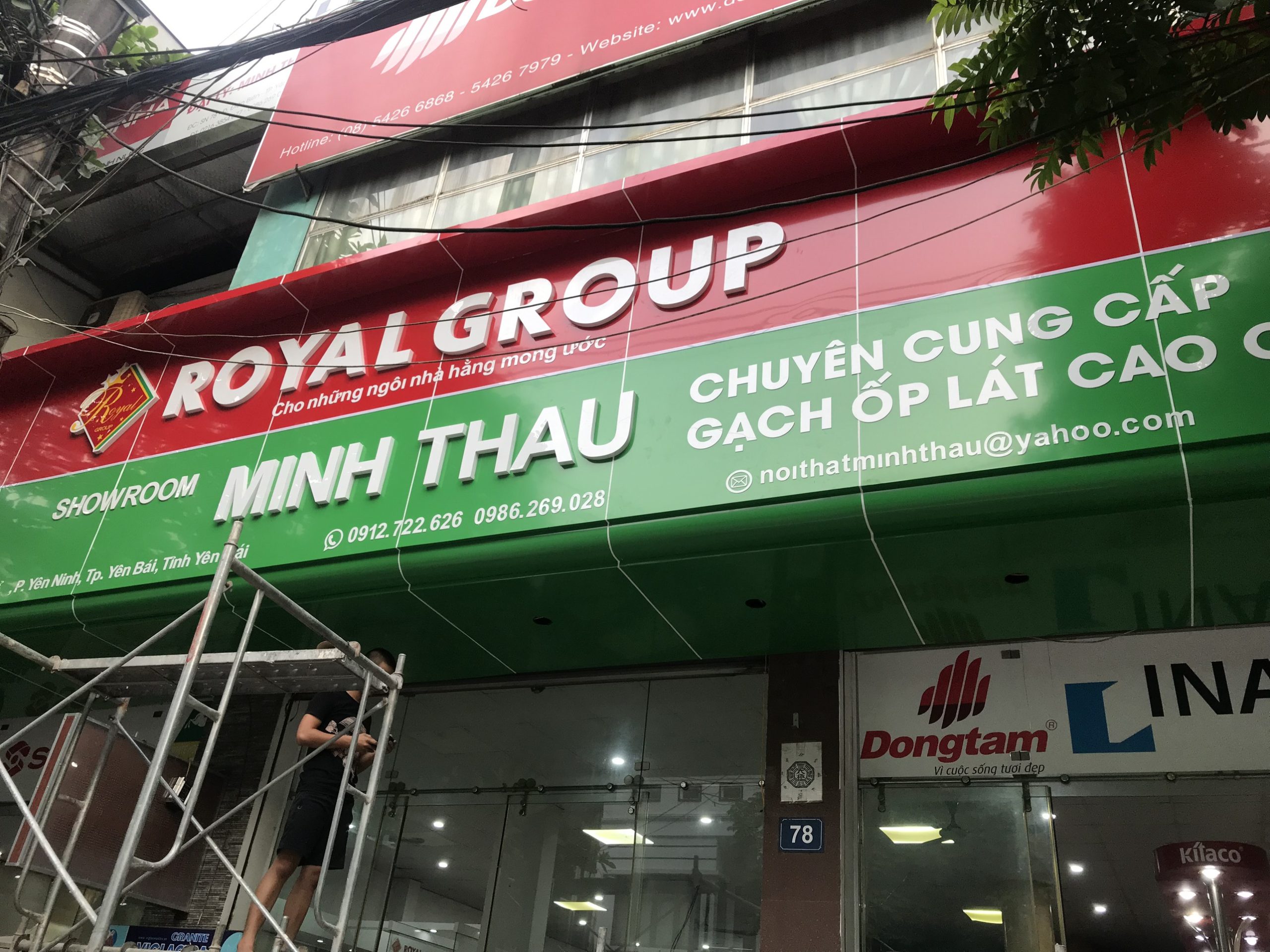 Thi công dự án Biển hệ thống gạch Royal group