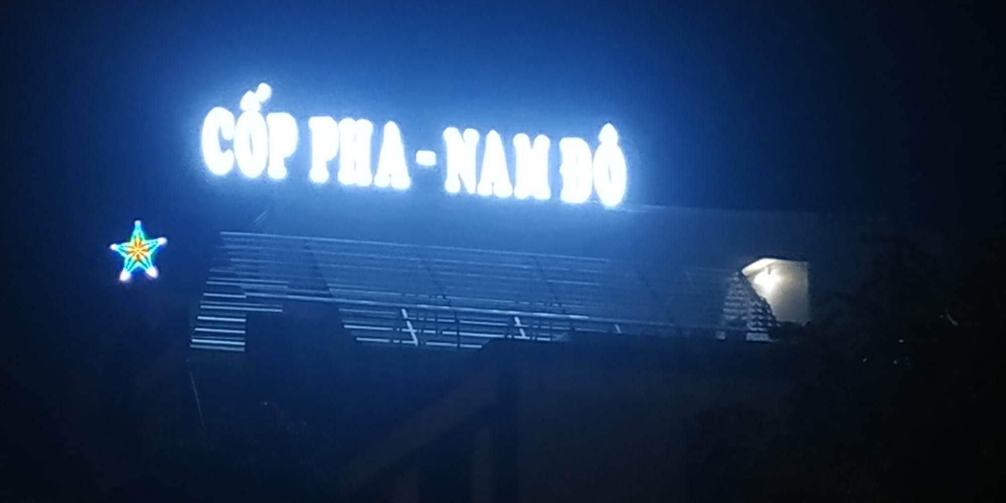 Biển Chữ Nổi Trên Cao